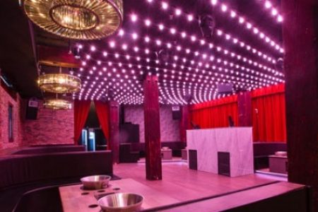 Nightlife Theater Makes Its Debut in Chicago with Smokey Hollow