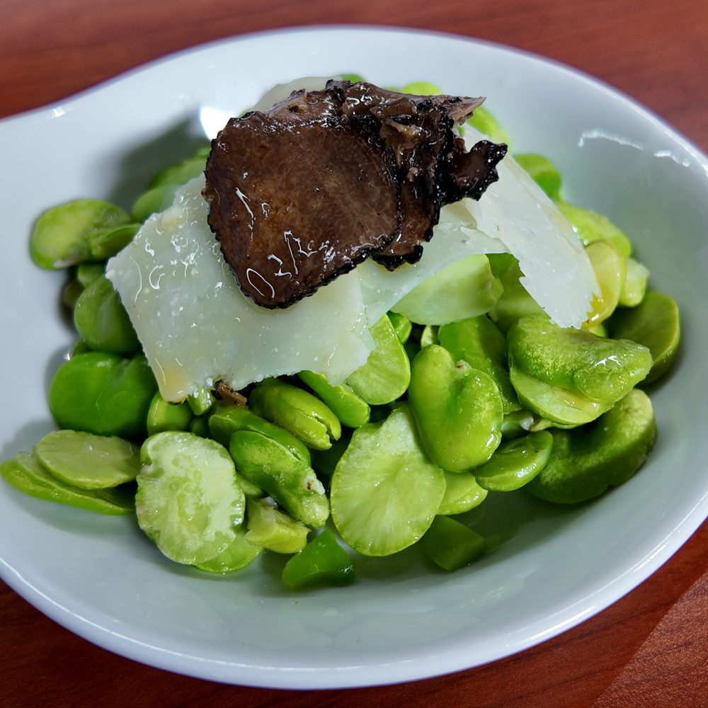  Fava e Pecorino:  Steamed fava beans topped with black truffle carpaccio & pecorino cheese shavings.